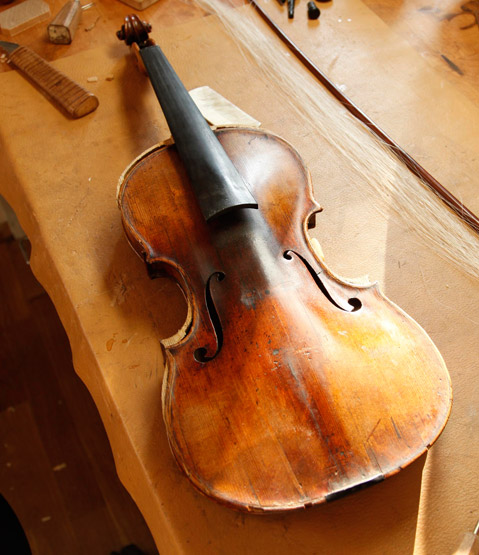 Reparatur einer Geige in Berliner Werkstatt